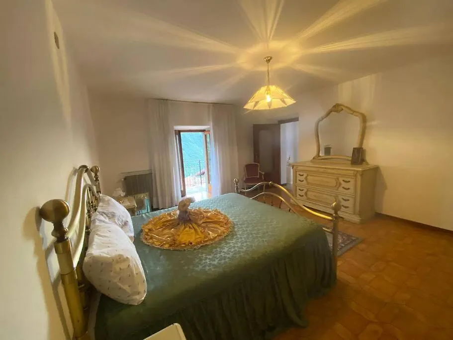 Casa Vacanze Il Pettirosso. Pisogne Holiday home