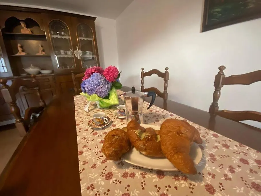 Casa Vacanze Il Pettirosso. Pisogne Holiday home