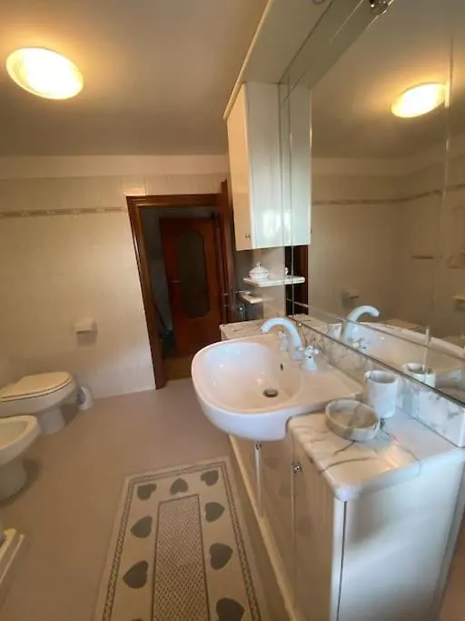 Casa Vacanze Il Pettirosso. Pisogne 0*,