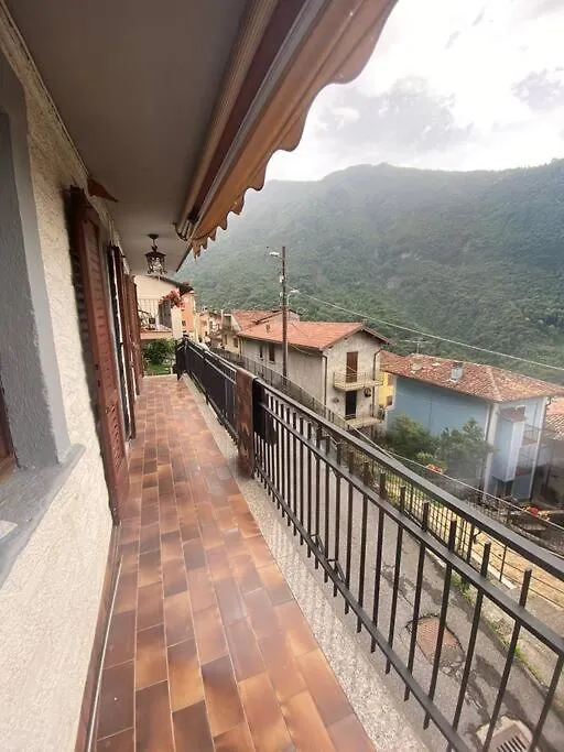 Casa Vacanze Il Pettirosso. Pisogne Holiday home